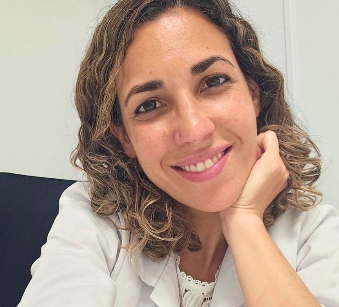 Dra. Yamila Fitipaldi, médica pediatra y endocrinóloga infantil en SANA Genética y Bienestar, especializada en crecimiento y metabolismo óseo.