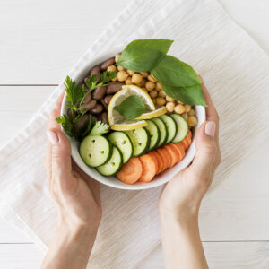Alimentos saludables y variados dispuestos en una composición visual nutritiva y equilibrada