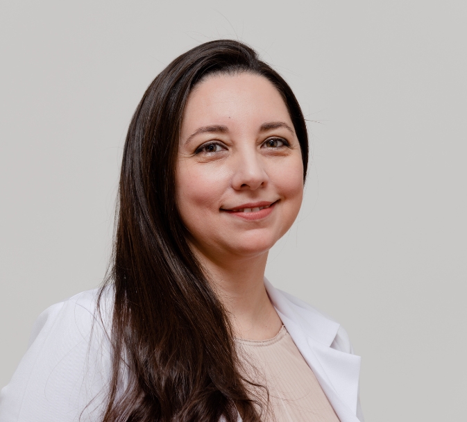Dra. Sabrina López, genetista clínica en SANA, especialista en estudios genéticos aplicados a la prevención